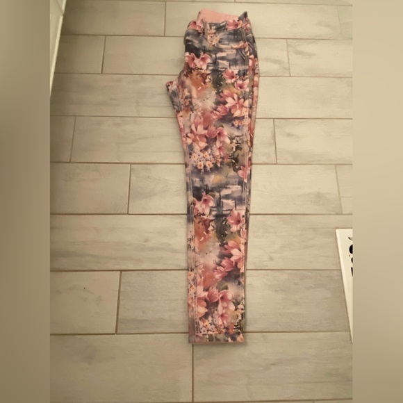 Gently Worn Venus Size Medium Reversible Skinny Jeans in Pink and Floral - Picture 9 of 14